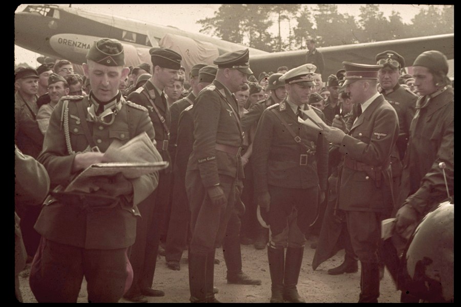 Hitler a varsói reptéren. A LIFE magazin Jaeger gyűjteményéből.