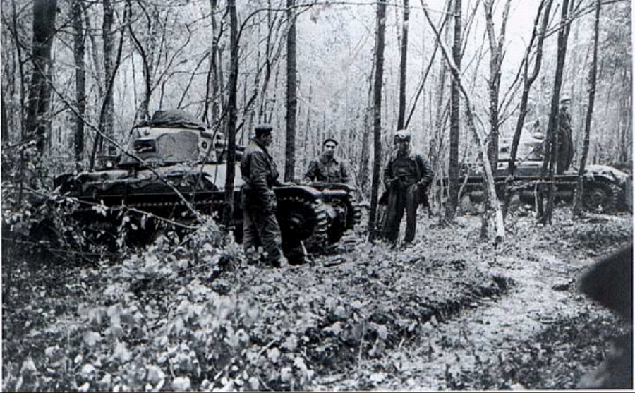 Francia Renault R35 harckocsik egy Saar-vidéki erdőben.