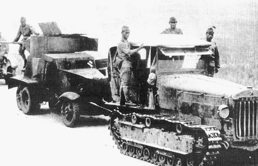 Japánok zsákmányolt szovjet járművekkel.