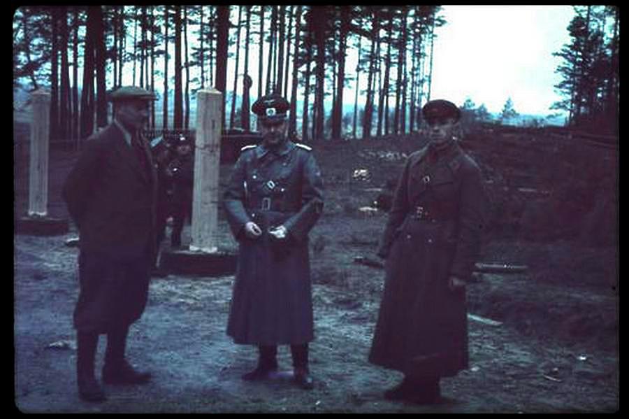 1939 októbere. Német és szovjet csapatok felügyelik az Augustów demarkációs vonal határköveinek telepítését. A LIFE magazin Jaeger gyűjteményéből.