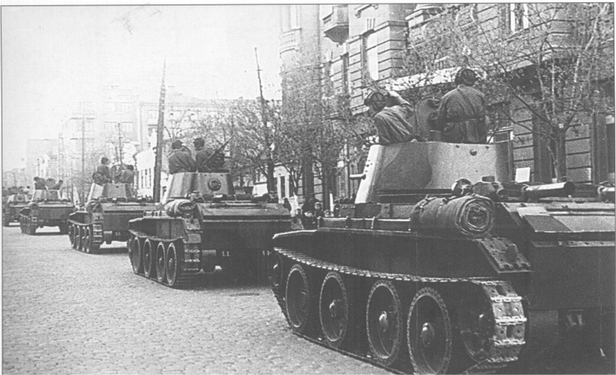 A szovjet 24-es dandár tankjai Lviv utcáin.