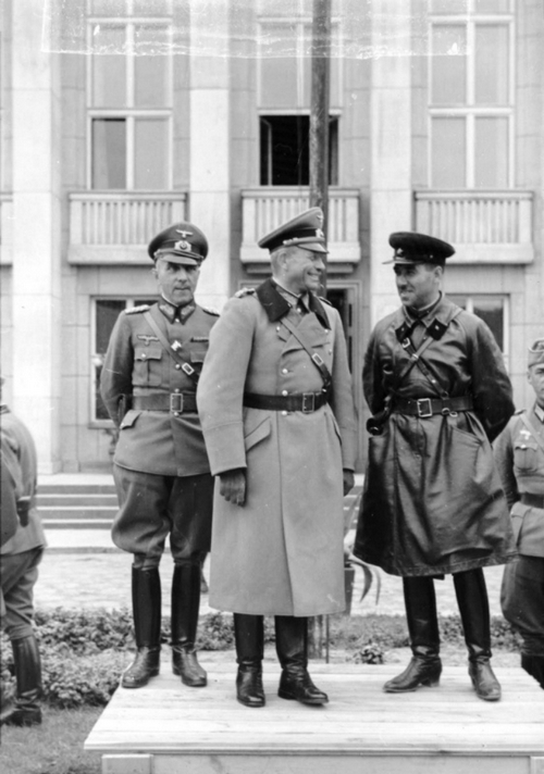 Heinz Guderian és Szemjon Krivosejn találkozása Breszt-Litovszkban. A találkozón Krivosejn tréfásan azt mondta Guderiannak, hogy szívesen látja Moszkvában Nagy-Britannia legyőzése utáni parádén. Guderian már akkor jól tudta, hogy erre nem kerül sor. Azonban még egyszer találkoztak, amikor Krivosejn Guderian tankjait próbálta megállítani a Baltikumban.