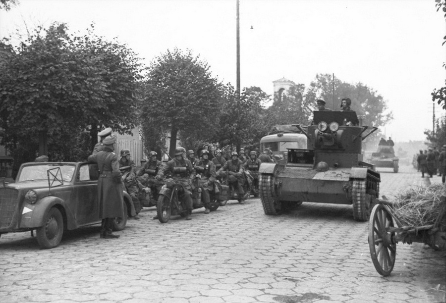 T-26-os  tankok Breszt-Litovszkban. Balra a Wehrmacht gépei, az autó egy Opel Olympia.