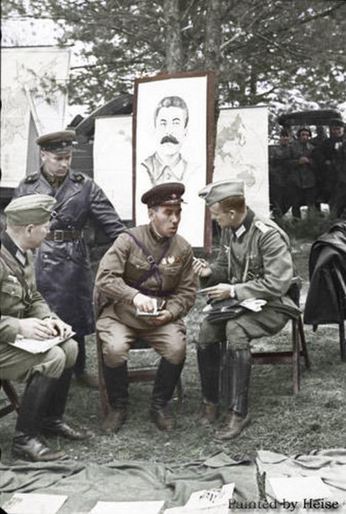 Német és szovjet tisztek tárgyalása.