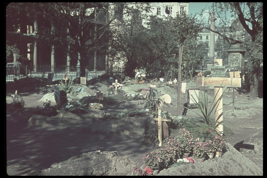 Ideiglenes varsói sírok a városi tereken, parkokban. A LIFE magazin Jaeger gyűjteményéből.