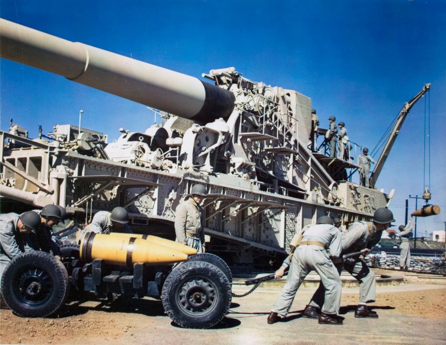 1944_american_troops_reloading_a_railroad_gun_during_training.jpg