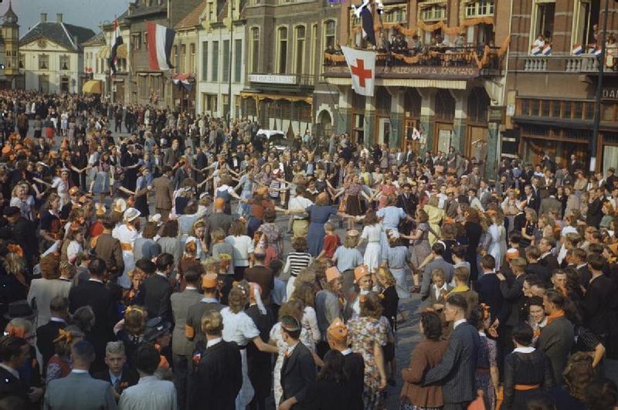 1944_szept_20_celebration_at_the_liberation_of_eindhoven_netherlands.jpg