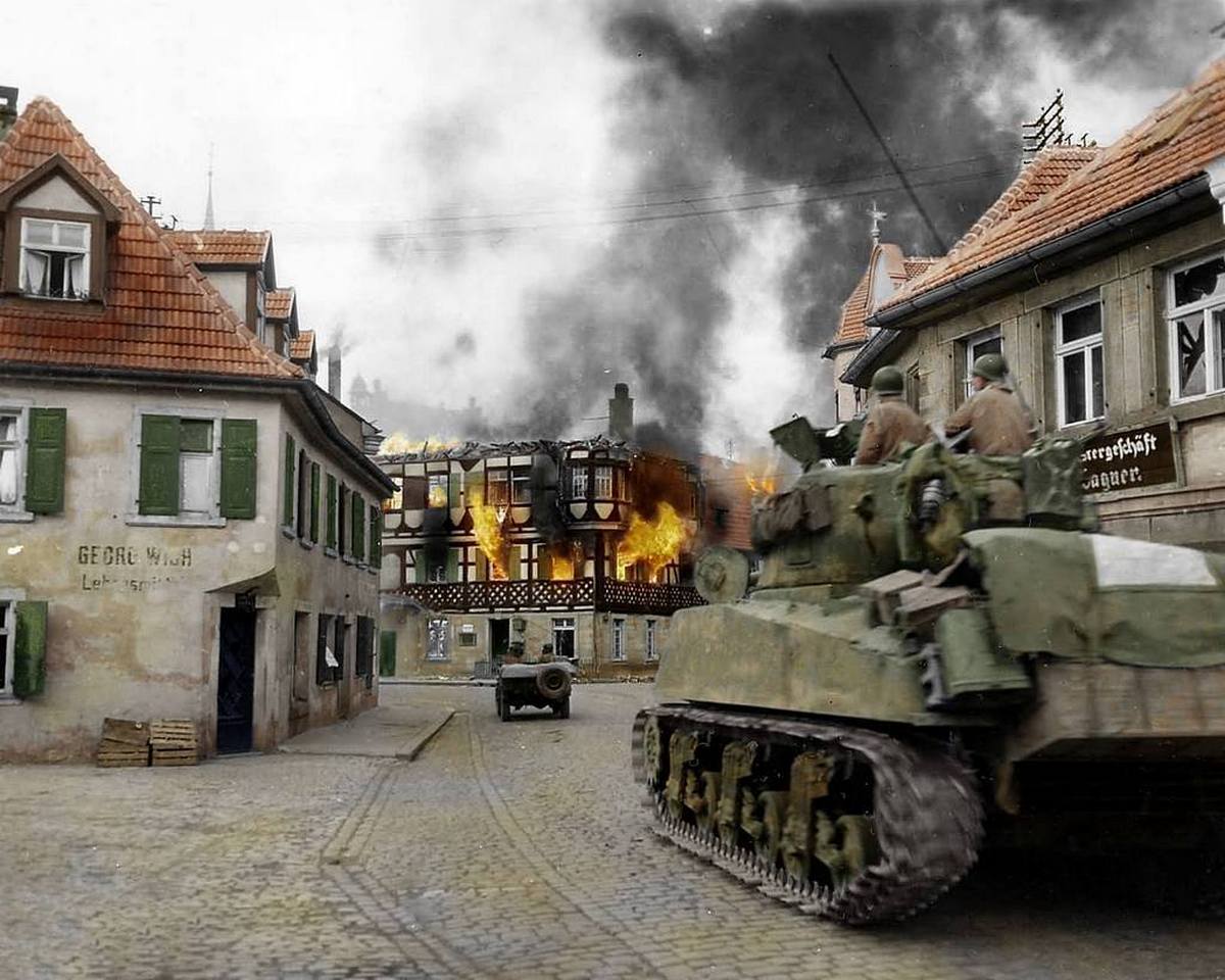 1945_aprilis_12_amerikai_m4a3_sherman_tank_kronachban_bajororszag_szinezte_gabriel_b_rsanu_rom.jpg