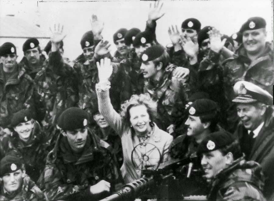 mrs_-thatcher-visiting-british-troops-in-falkland-islands-january-1983-after-the-argentine-surrender_-rarehistoricalphotos.jpg