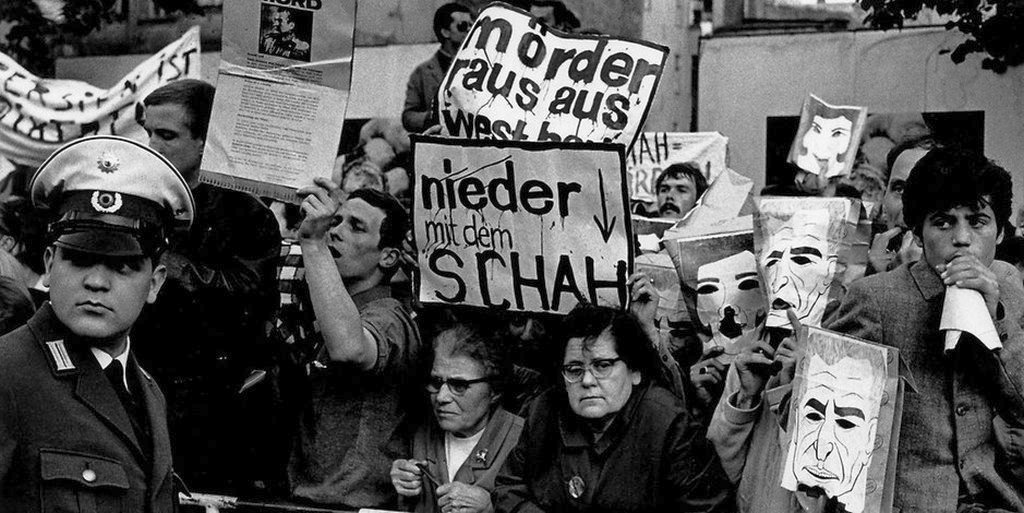 1967--demonstranten-in-der-bismarckstrasse_gegen_schah.jpg
