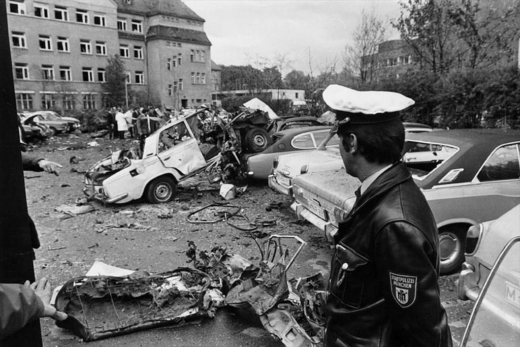 1972_majus_car_bomb_goes_off_outside_police_station_in_augsburg.jpg