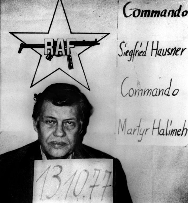 1977_szeptember_5_hanns_martin_schleyer_arbeitgeberpr_sident_von_der_raf_entfuhrt_worden_kurz_nach_der_befreiung_der_landshut-geiseln_wurde_schleyer_erschossen_im_kofferraum_eines_autos_im_elsass_entdeckt.jpg