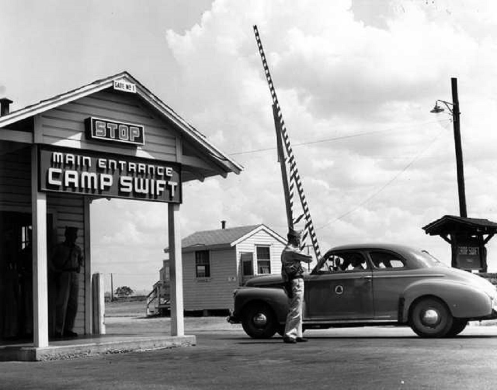 view_of_the_main_entrance_at_camp_swift_texas_august_6_1944_10000_fogoly_lakhelye.jpg