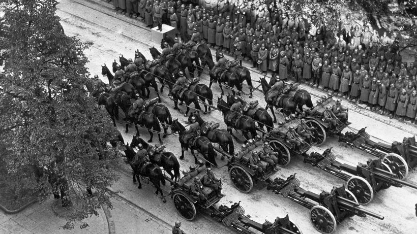 gut_einen_monat_nach_dem_angriff_auf_den_radiosender_marschieren_truppen_der_wehrmacht_durch_warschau_wie_auf_diesem_foto_vom_5_oktober_1939.jpeg