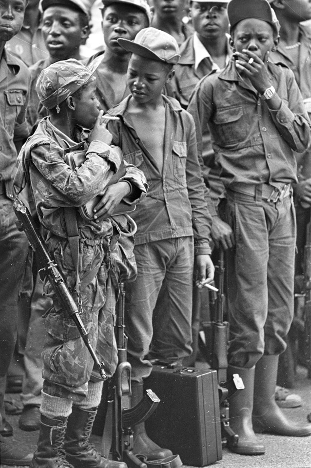 40_amazing_historical_pictures_child_soldiers_taking_a_smoke_break_angola_1976.jpg