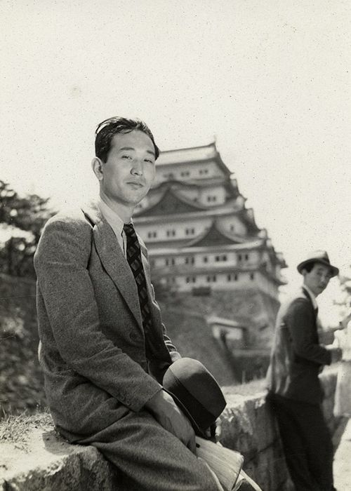 akira_kurosawa_working_as_an_assistant_director_to_mikio_naruse_right_on_his_1937.jpg