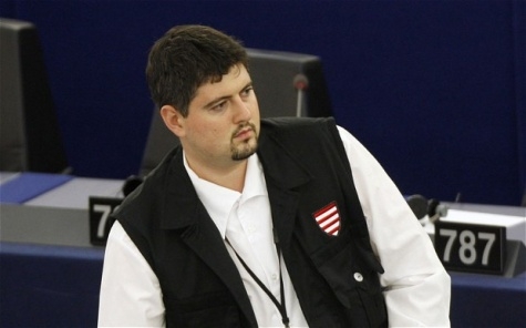 Szegedi Csanád gárdamellényben az Európai Parlament ülésén
