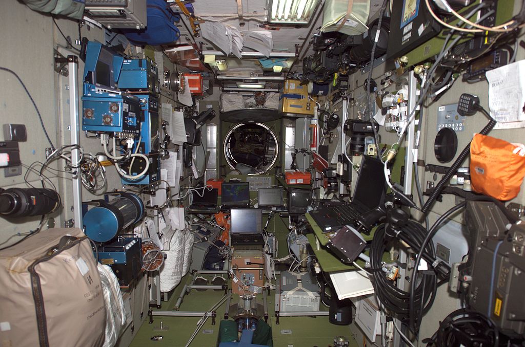 1024px-iss-10_interior_view_of_the_zvezda_service_module.jpg