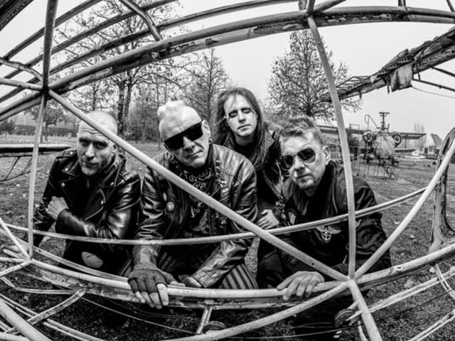 Junkies: Újrafeljátszott kiadásban és eredeti felvételeken a negyedszázados Tabu album