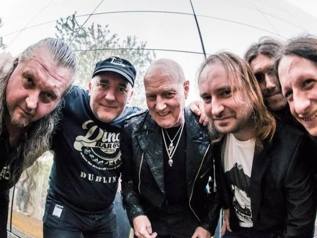 Videóval mutatja be az első saját dalát Chris Slade csapata