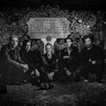 Queens of The Stone Age koncert a föld alól – megjelent az Alive in the Catacombs
