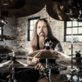 Chris Adler újra a dobok mögött!