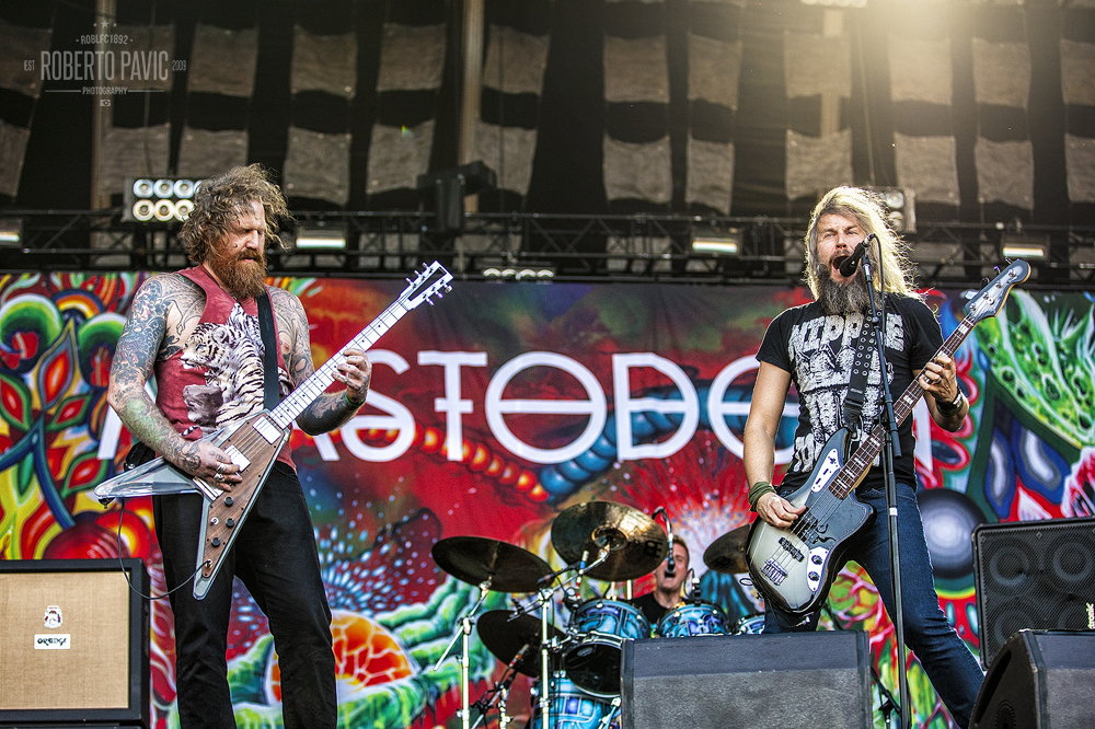 KOAX - Mastodon @ Bécs, Arena 2016.08.25. <br />Nem érted, hogy miért csodálják annyian a Mastodont? Akkor még nem voltál a koncertjükön. Élőben a srácok lehozzák a lemezt egy az egyben. Az Aréna tökéletes méretével egy perfekt klub bulit hoztak Troyék.