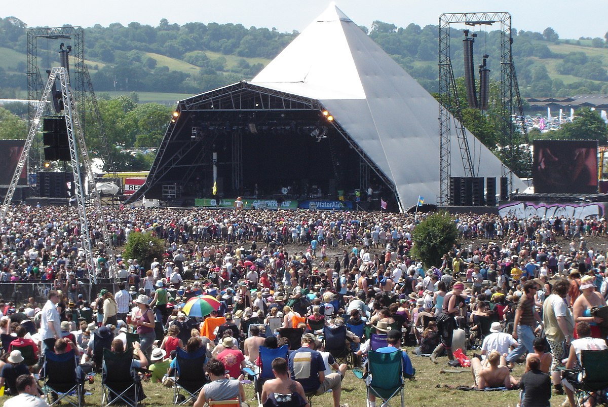 1200px-early_sunday_afternoon_crowd_at_the_pyramid_323784473.jpg