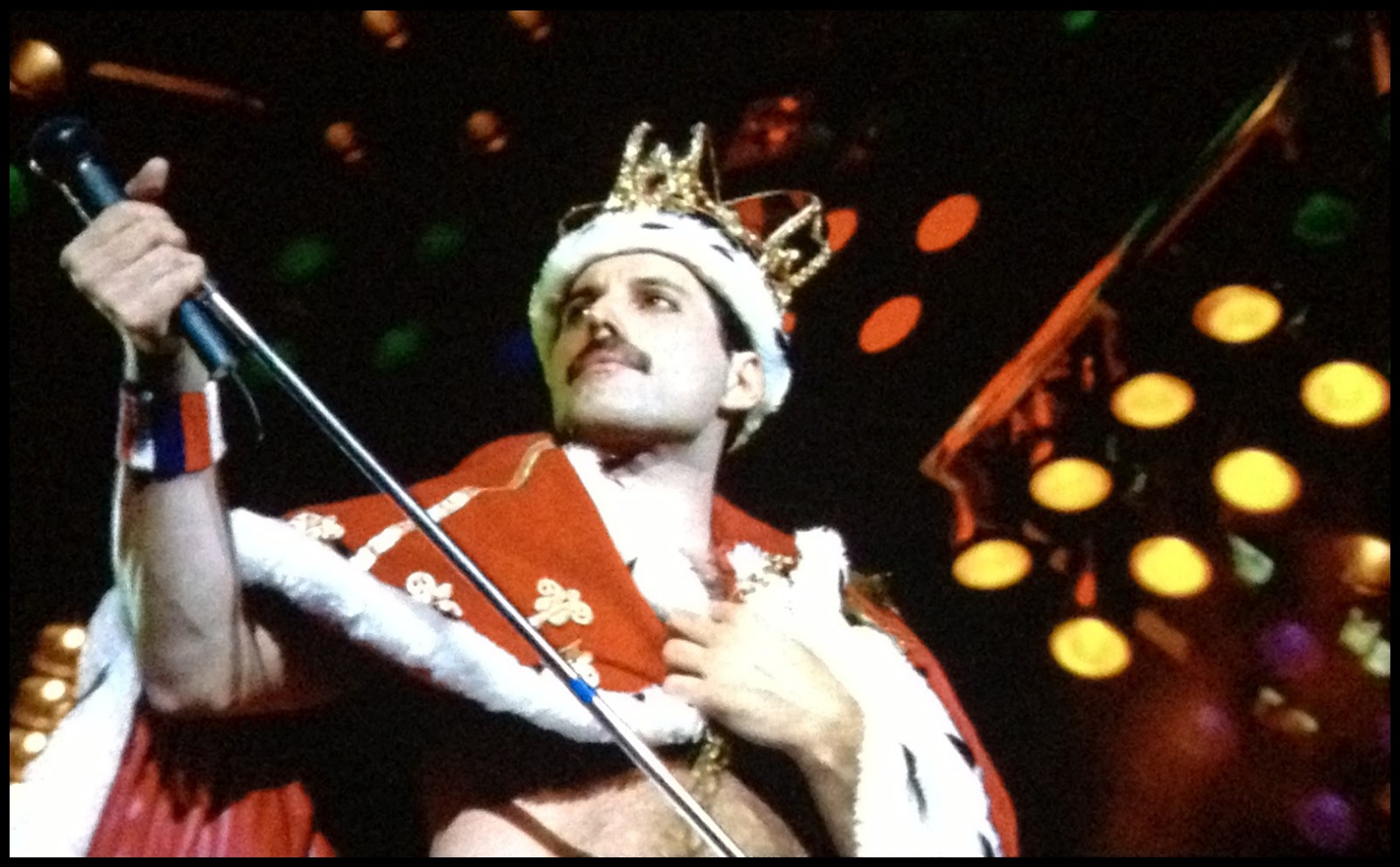 freddie_mercury_wearing_crown.jpg