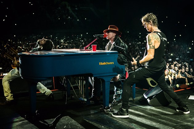 Guns-N-Roses-With-Duff-McKagan.jpg