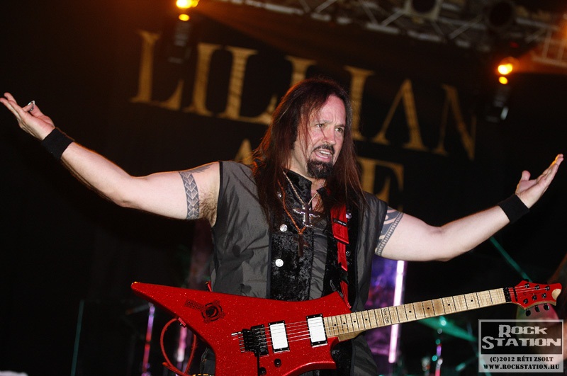 0lillianaxe2012_03.jpg