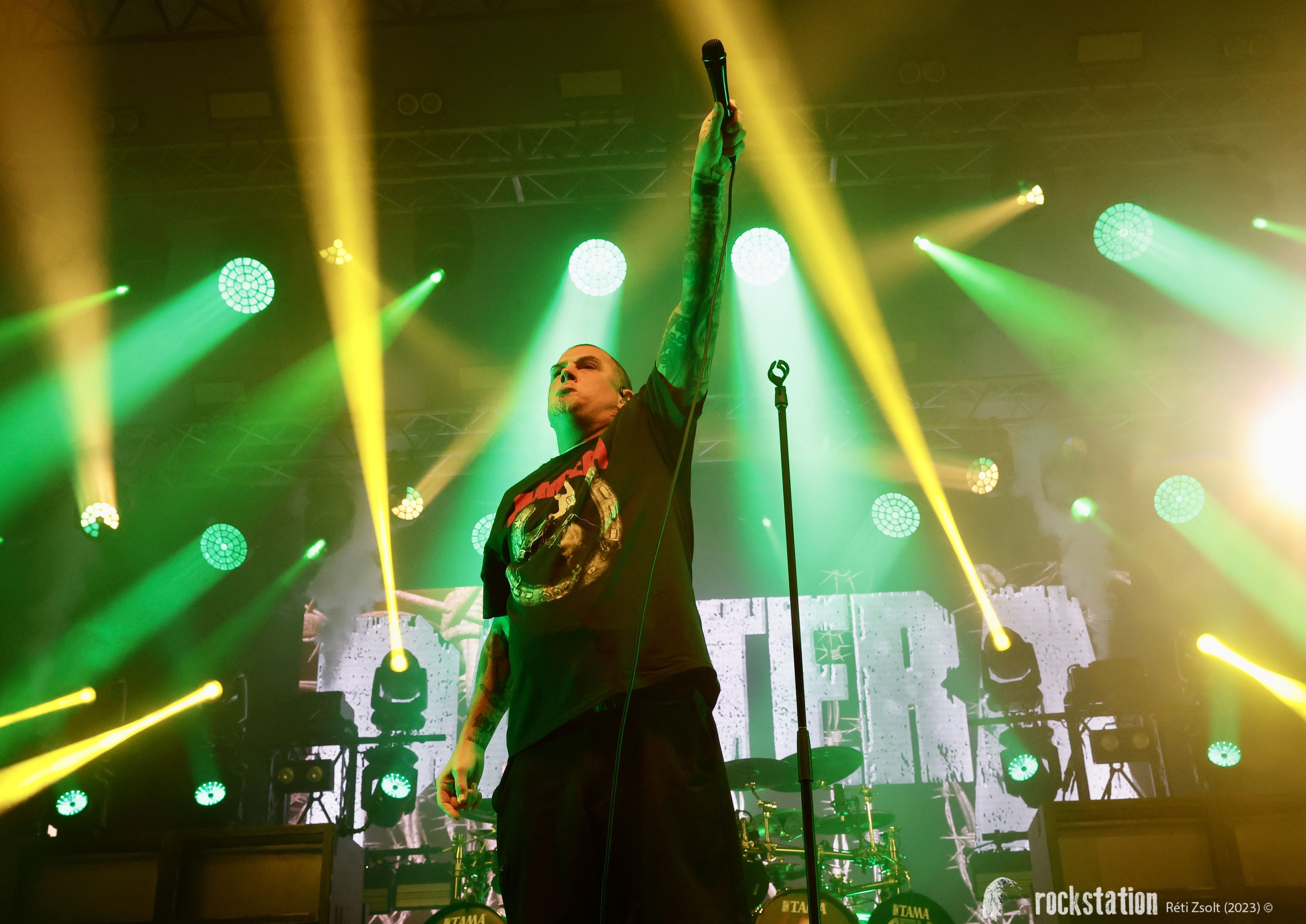 Phil Anselmo is kidekorálja  a házát Halloween ünnepén