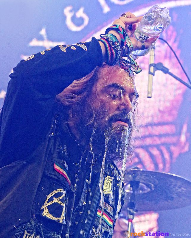 Max Cavalera frissít (mondjuk más téren is ráférne)