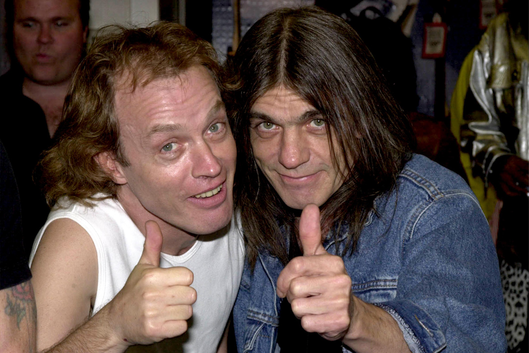 Malcolm és Angus Young (AC/DC)<br /><br />Az AC/DC és a Young név több, mint egy kalap alá vehető téma, hiszen egészen a nagytesó, Malcolm egyre elhatalmasodó demenciáját követő kilépéséig Angus és Malcolm fémjelezte a zenekarban az állandóságot. Malcolmot azóta az unokatesó, Steve helyettesíti, mondhatni, hogy még így is családon belül barad a dolog, de az biztos, hogy az igazán legendás témákat, melyeket mindig is a rockzene igazi klasszikusai között fognak emlegetni, a két tesó pakolta le az asztalra.