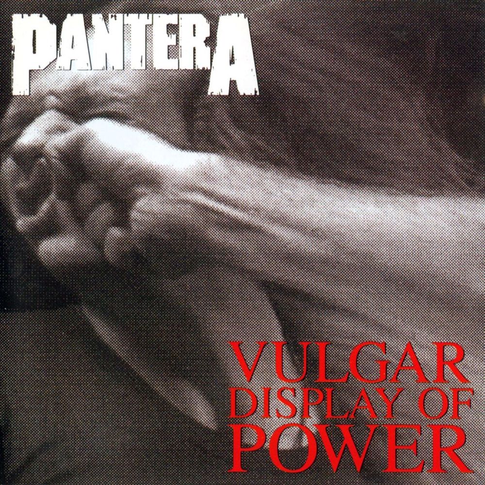 Pantera - Vulgar Display of Power<br /><br />Ha általában a borító a lemez hangulatát hivatott tükrözni, a Vulgar Display Of Power frontja az egy-az-egyben leképezi, mire is kell számítani a korongon/szalagon. Csak néhány cím: Walk, Fucking Hostile, A New Level, This Love. Reméljük, senkinek nem kell magyarázni.