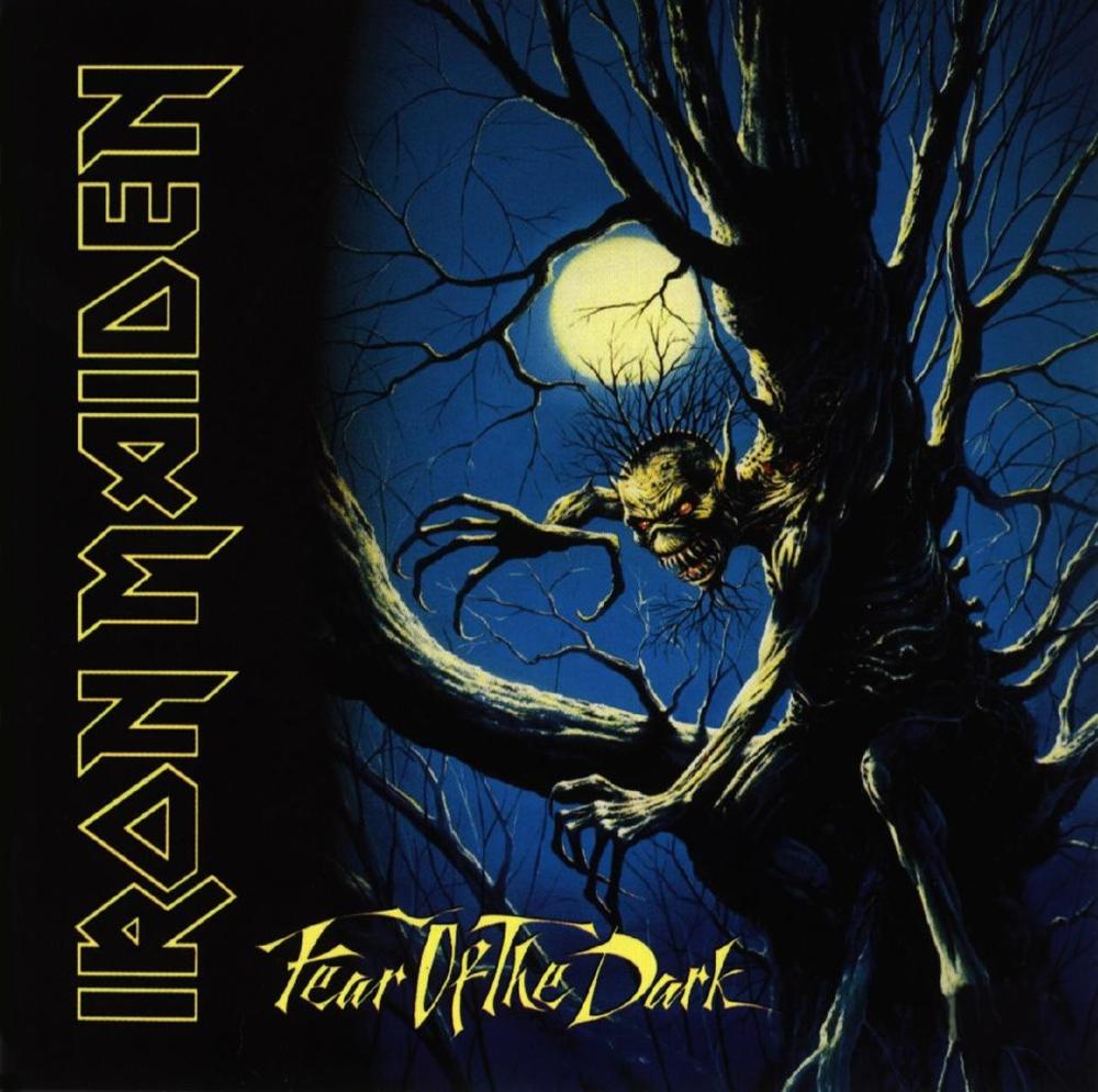 Iron Maiden - Fear of the Dark<br /><br />Az első Dickinson-éra utolsó Maiden lemeze és talán nem állítunk túl merészet, ha azt mondjuk, hogy úgy egyáltalán az utolsó, vitán felüli klasszikus anyag Steve Harriséktől. Lehet, hogy nem volt egységesen pozitív a fogadtatása, viszont kiállta az idő próbáját, még ha több szempontból is egy új kezdet előszelét vetítette elő a csapatnál.