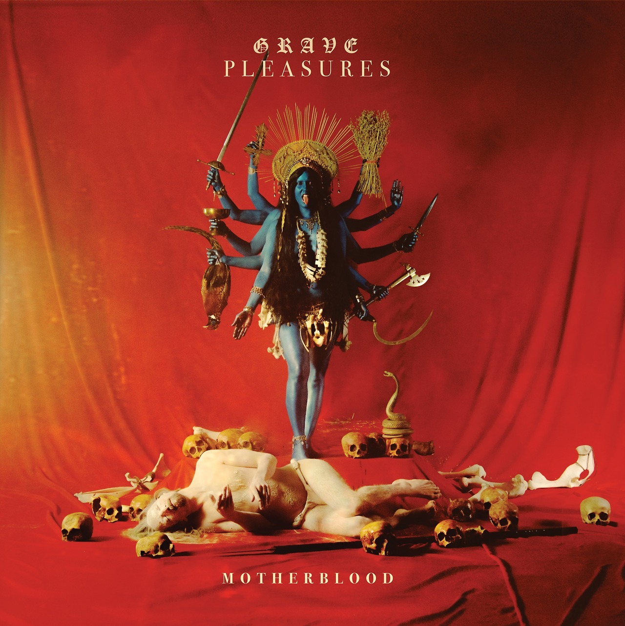 6. Grave Pleasures - Motherblood<br /><br />Amikor a Haunted Afterlife a végére ér, nem marad más választásunk, mint újra indítani az egészet, mert minél többször megy le a Motherblood, annál jobban szippant be. Nagyon tömény, mégis könnyen emészthető, tele fogós témákkal, remek refrénekkel, és az egészben lüktet a rock&roll maga, így különböztetve meg a Grave Pleasurest a színtér többi versenyzőjétől.