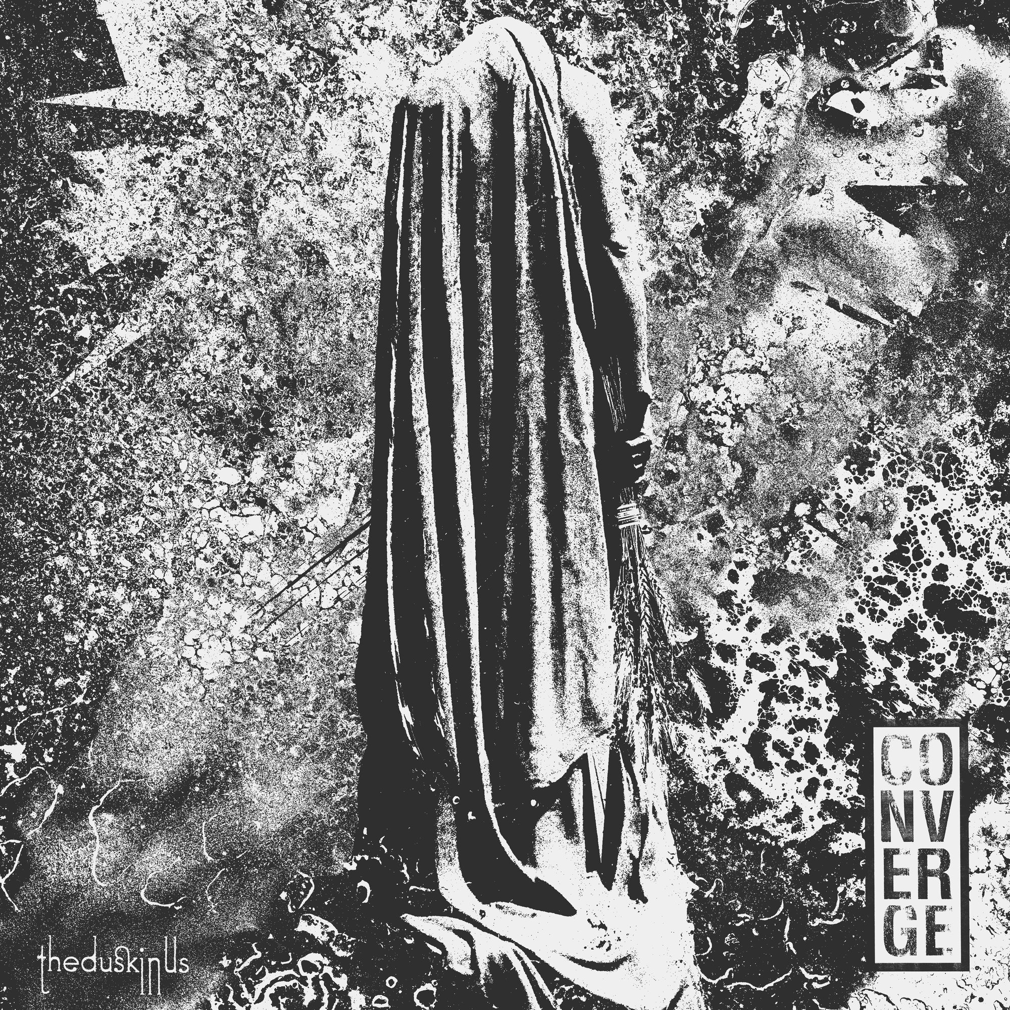 11. Converge - The Dusk In Us<br /><br />A Converge nem pihen. Ha éppen nincs turnén lemezt ír, régi terméket porol le, kollaborál, producel, Mutoid Manként ijesztget, és folyamatosan hozzátesz valamit ahhoz, hogy egyszer halhatatlanokká váljanak. A Jane Doe-n túli élet is élet. És mint ilyen, megfontoltabb, korát tekintve követeli a tiszteletet, de azért bácsinak még nem szólítjuk. A The Dusk In Us bitang jó lemez lett. A No Heroes óta így nem tetszett egyik sem. Nem Jane Doe. Vagy ezt már mondtam? Lépj tovább, mert ez igenis kurva jó!