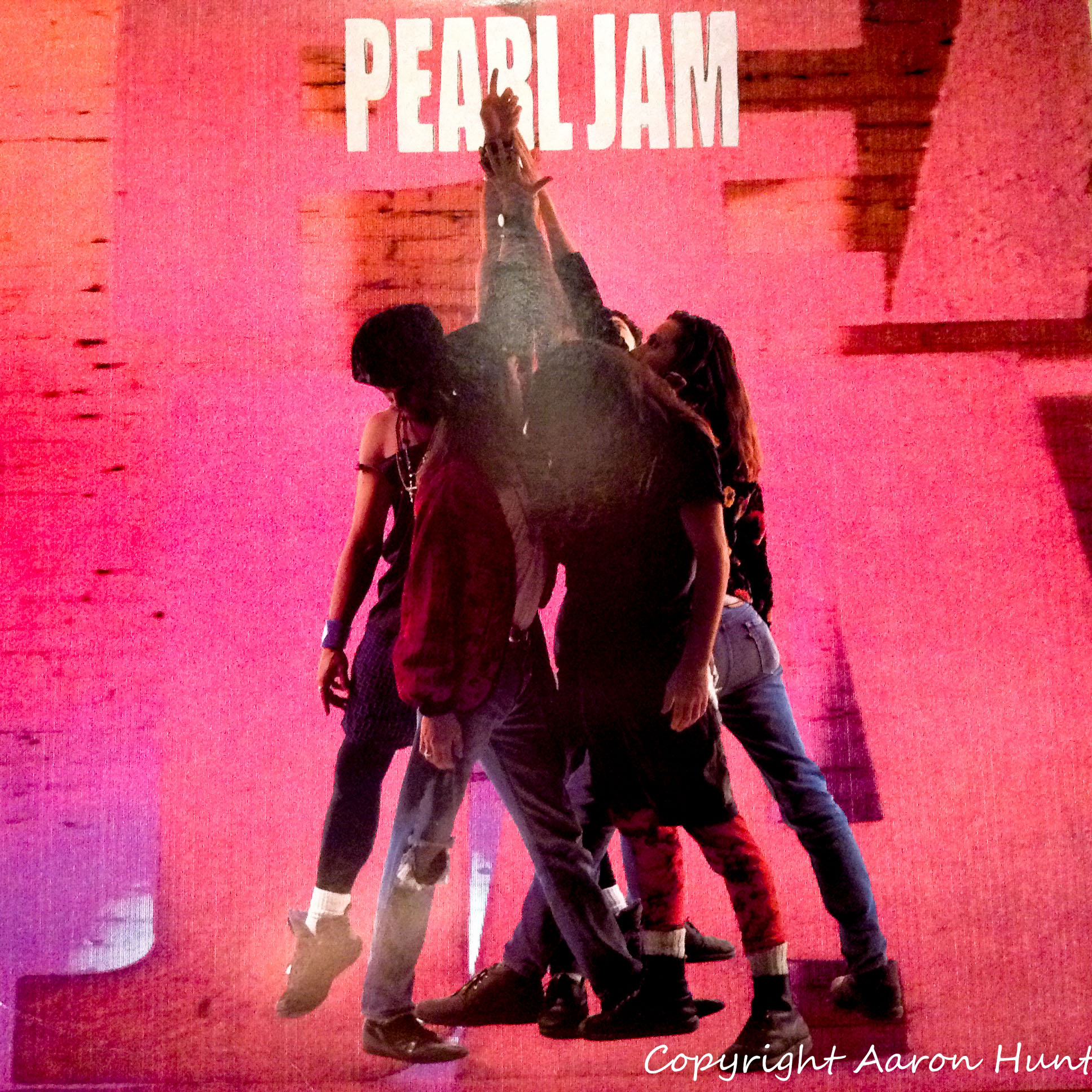 Pearl Jam, ‘Ten‘ (1991) - 13 millió<br /><br />Minden idők egyik legerősebb debütlemeze csak az első öt évében elérte már a gyémántlemez státuszt, azaz a tízmilliós eladást, ami valljuk be minden, csak épp nem rossz teljesítmény. Nyilván meg is dolgoztak érte a srácok, sorban állnak itt a veretes grunge témák.