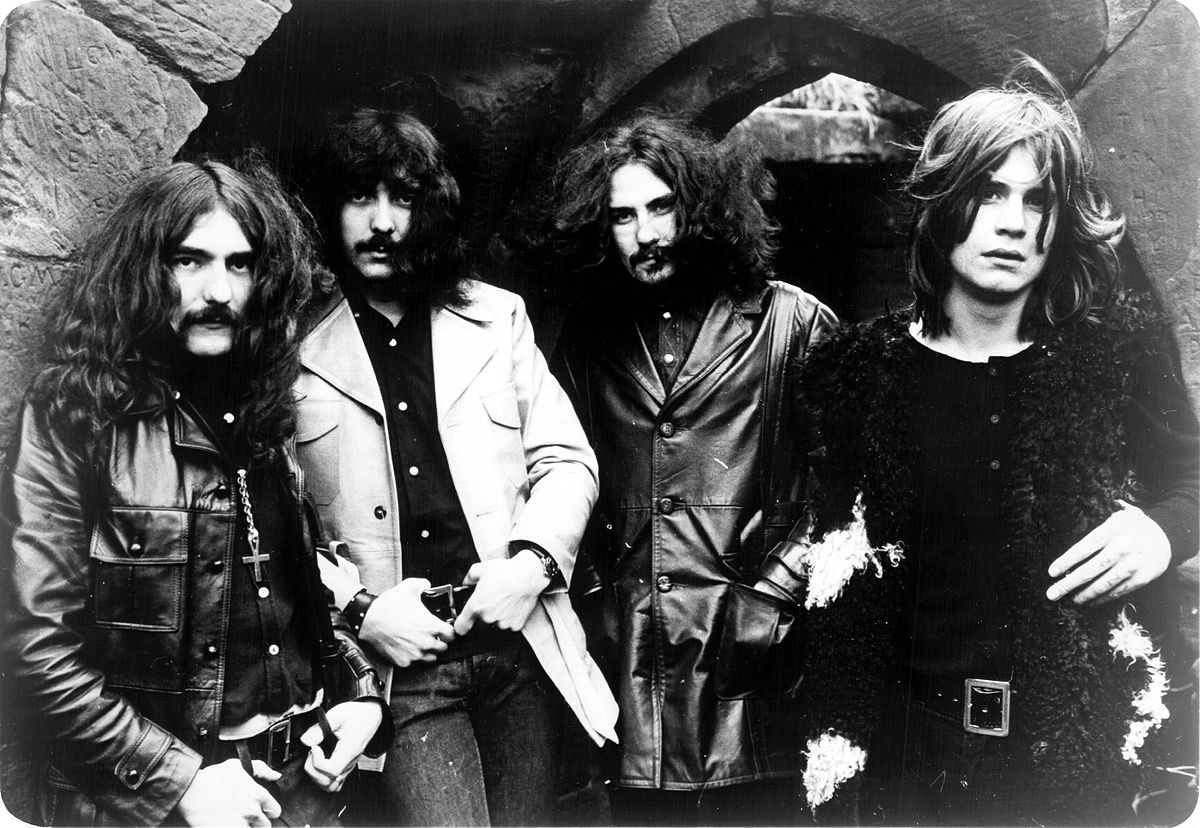 Black Sabbath<br /><br />A hamarosan a búcsúkoncertjét a mozikban bemutató Black Sabbath főleg az első négy lemezen pakolt le ikonikus témákat, de azért későbbre is maradt kraft Tony Iommiéknál. Viszont a csúcs (nem meglepő módon) a Paranoid, ami az 52. helyig jutott az USA-ban.