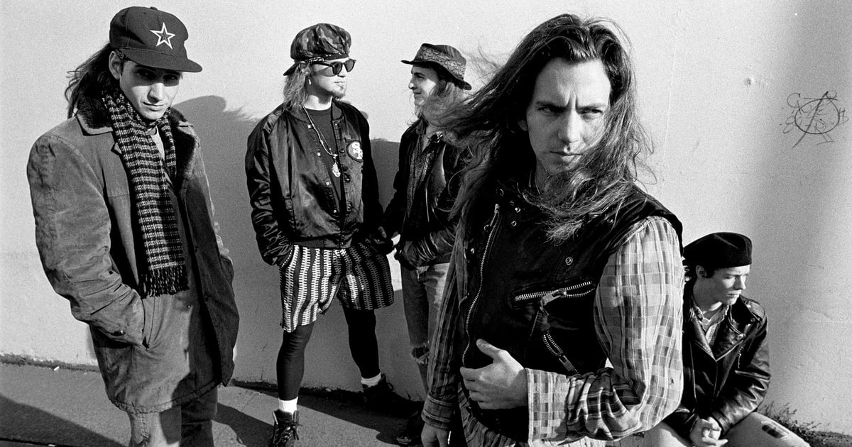 Pearl Jam<br /><br />A Pearl Jam Ten-je finoman szólva is klasszikus, mégsem tudtak egy kislemezzel sem nagyot robbantani sem akkor, sem azóta. A legmagasabb pozíciót elérő korongocska a Last Kiss 1999-es jótékonysági kislemeze volt, ez a 2. helyig jutott, azt leszámítva csak egy 79. pozícióval büszkélkedhetnek az urak.