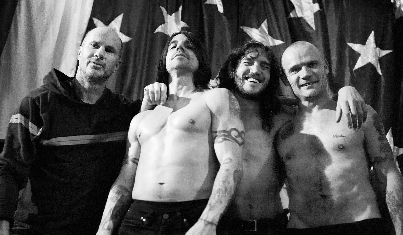 Red Hot Chili Peppers<br /><br />Egy ilyen nettó slágergyáros csapat, mint az RHCP, talán furcsa, hogy itt van ezen a listán, de hát a száraz tények már csak ilyenek. Anthony Kiediséknek háromszor is a képzeletbeli ezüstéremmel kellett beérniük, ezek a dalok a Dani California, a By The Way és az Under The Brigde voltak.