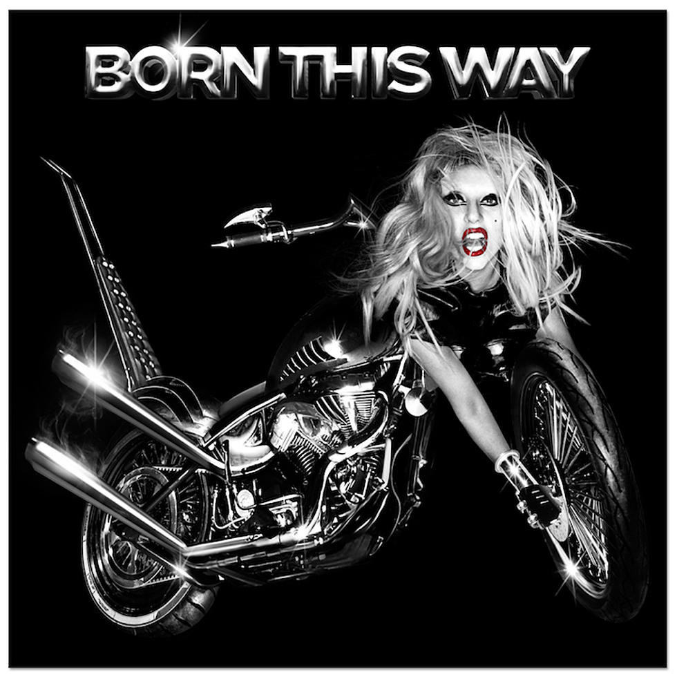 Lady Gaga - Born This Way<br /><br />Sok rocker szereti Lady Gaga muzsikáját, igazából nincs is baj vele. Maga a művésznő is gyakran mutatkozik metalos hírességek társaságában (lásd pl. Metallica), sőt, a saját bevallása szerint sem áll tőle távol a megdörrenő torzított gitár. Viszont ez a lemez nem metal, nem is lehetne annak nevezni.