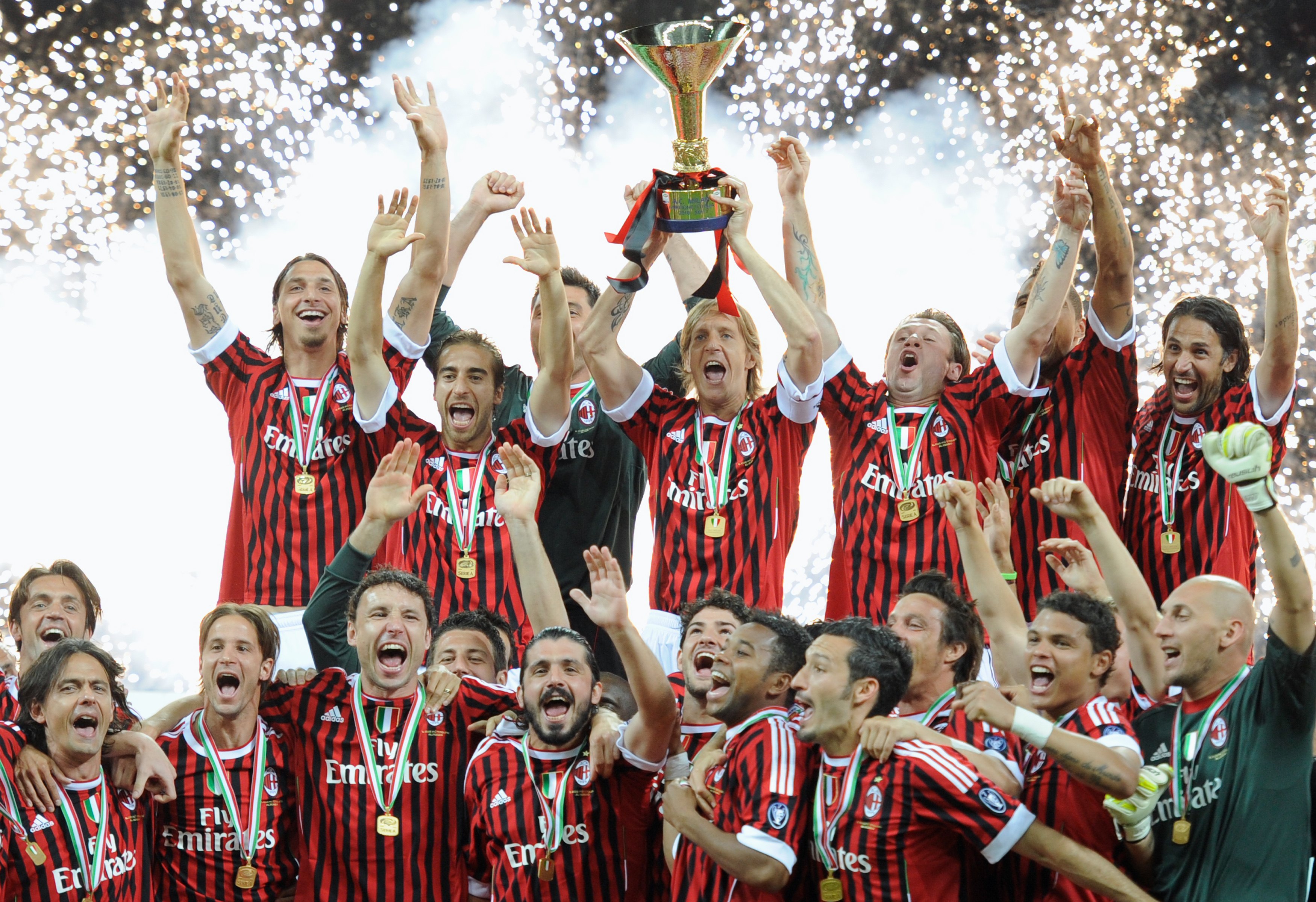 ac-milan-players-hold-the-scudetto-troph.jpg