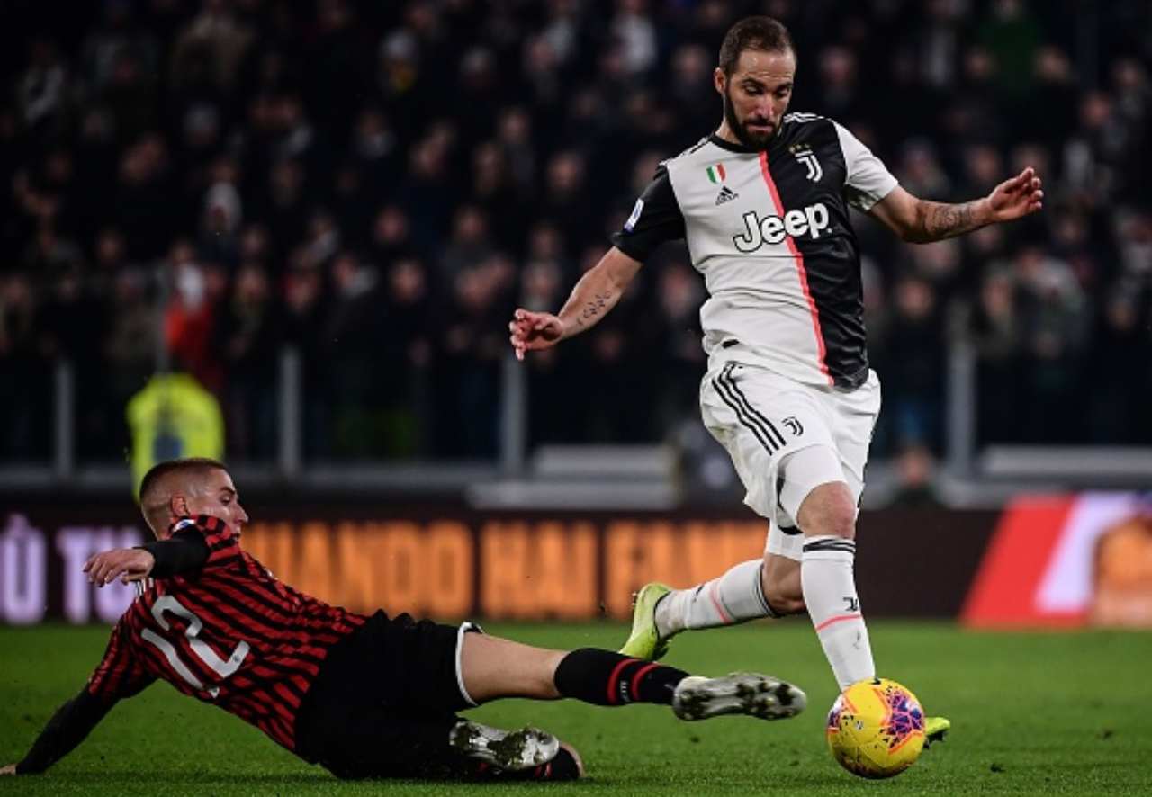 andrea-conti-vs_-gonzalo-higuain.jpg