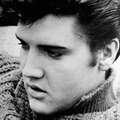 elkótyavetyélt Elvis Presley