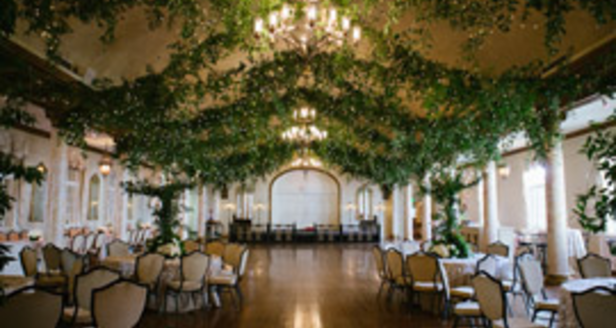 Így lehet kerti esküvőd egy teremben - 4 ötlet, ami odavarázsolja a természetet