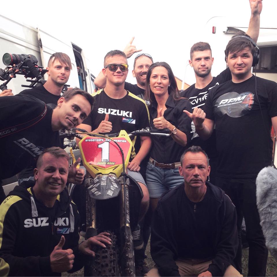 Egy élményekkel teli motocross verseny után a csapat és Pergel Márk, akkor már bajnokkal.