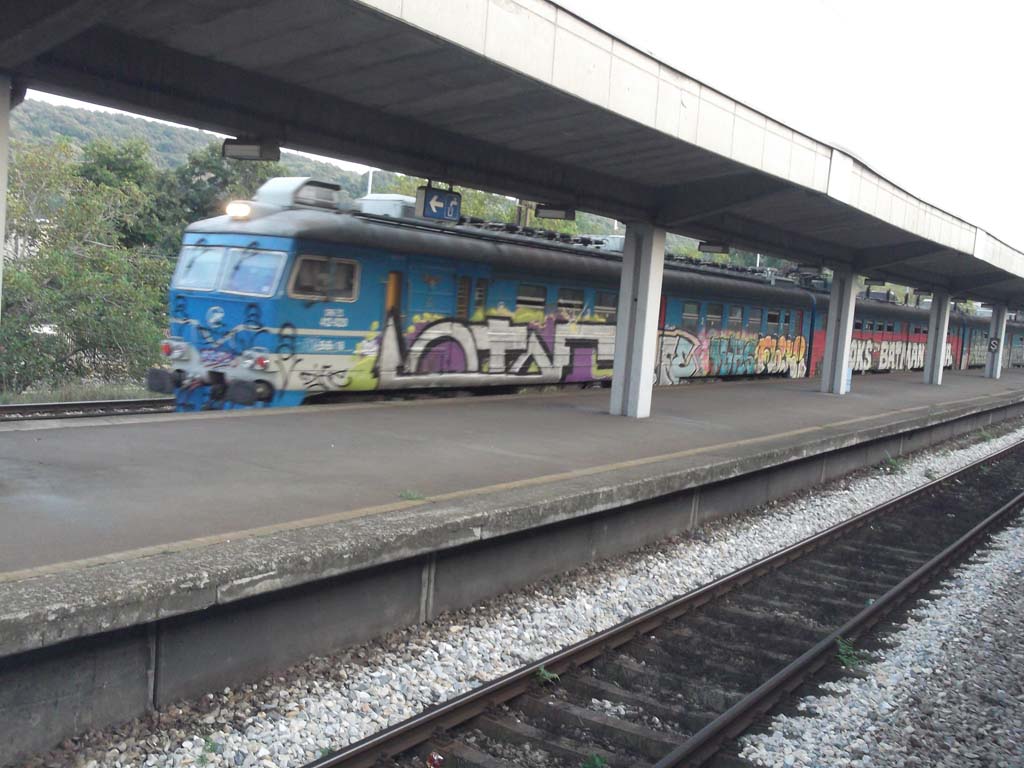 Összefirkált elővárosi vonat Belgrád Rakovica állomásán.