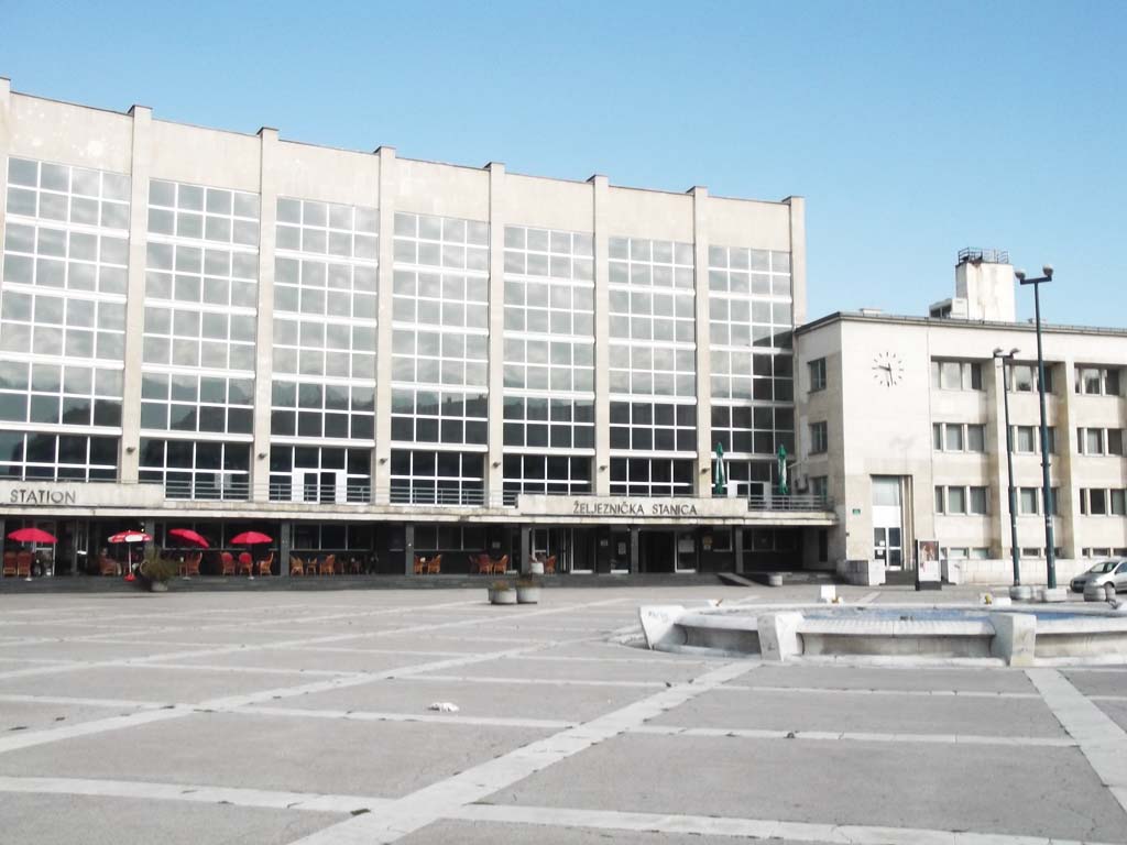 Szarajevó vasútállomása: A hatalmas épület szinte kong az ürességtől.
